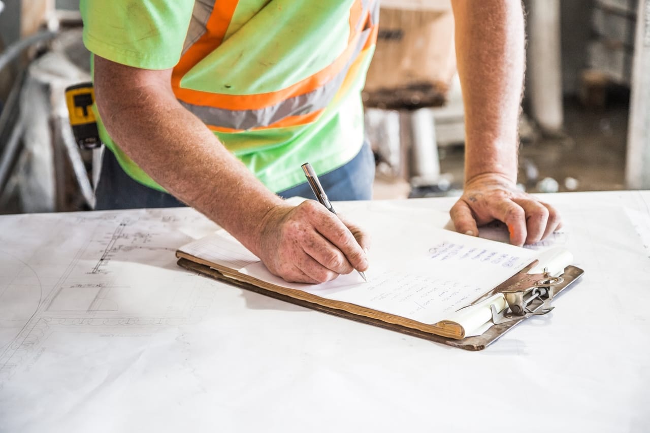 construction-worker-making-list